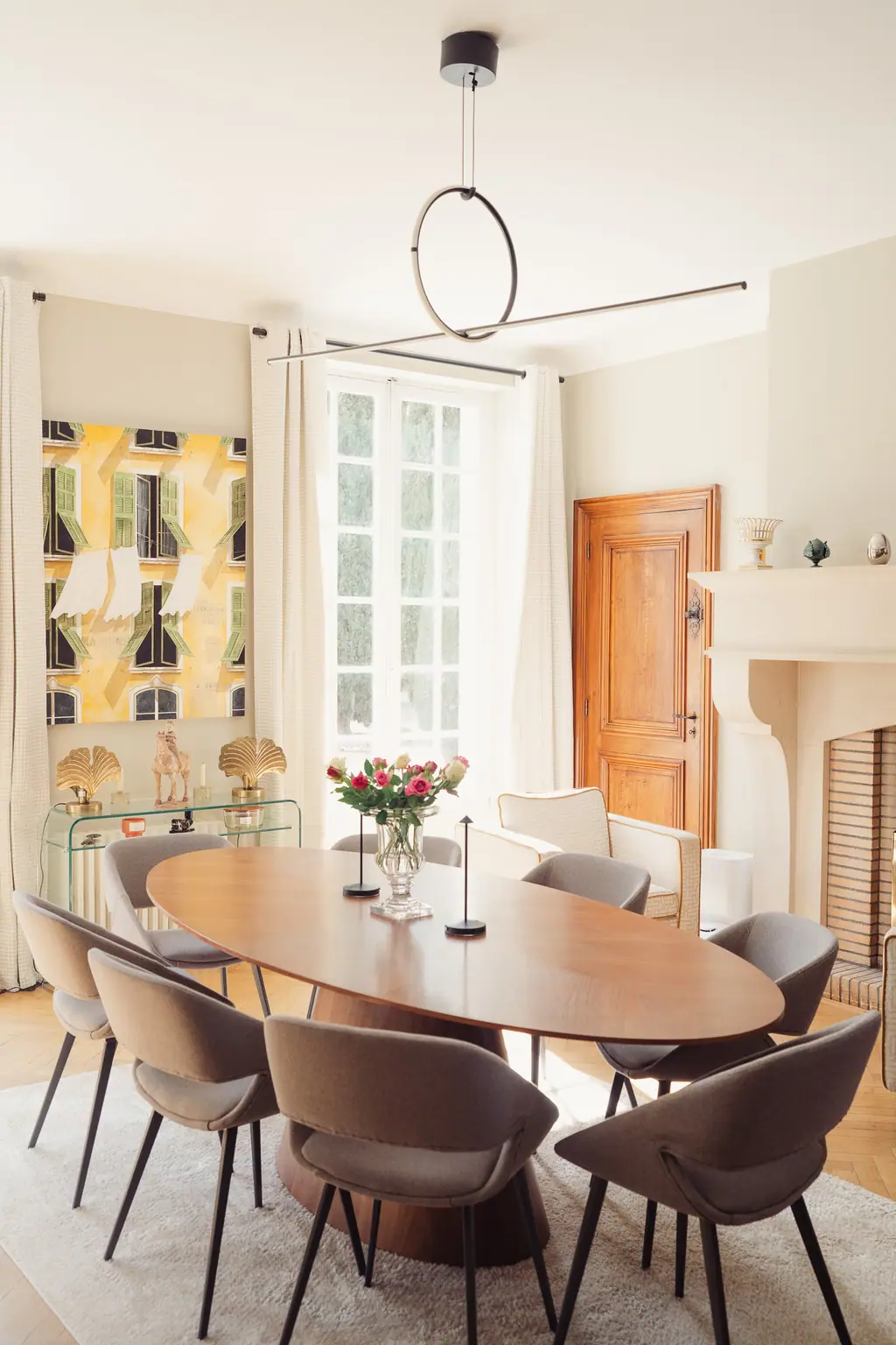 La grande table ovale, un bouquet et un tableau jaune et noir