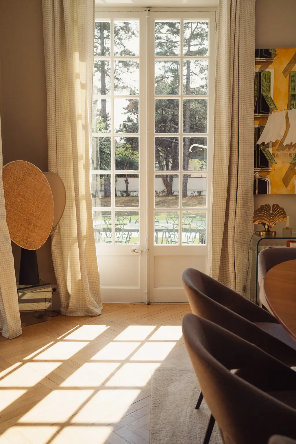 Le soleil dessine les carreaux de la porte-fenêtre sur le parquet