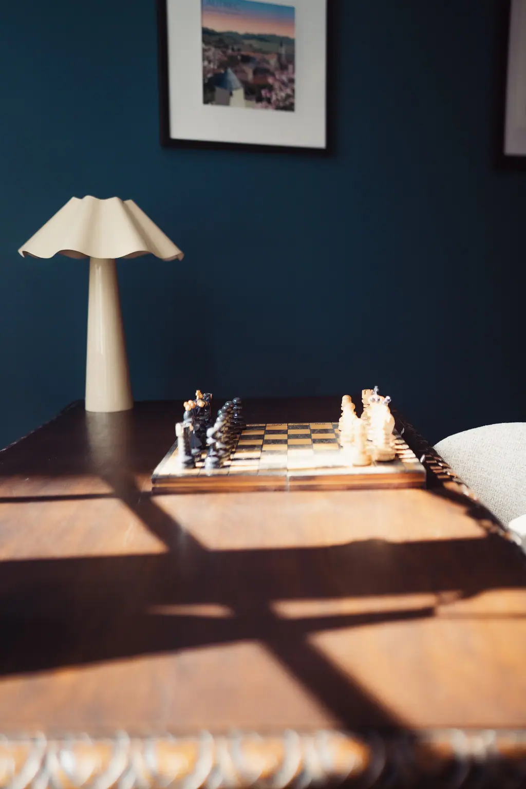 La lampe en papier plissé et un jeu d'échecs sur le bureau ancien