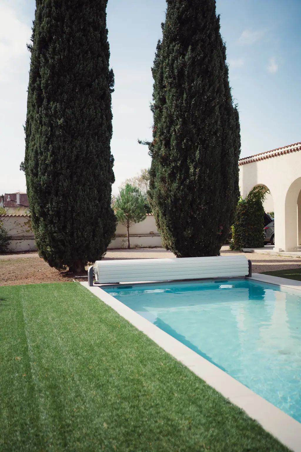 Les deux cyprès et le bord de la piscine